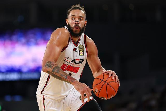 世界杯直播app下载-CBA｜冠军中锋麦基抵京报到，北汽男篮如虎添翼